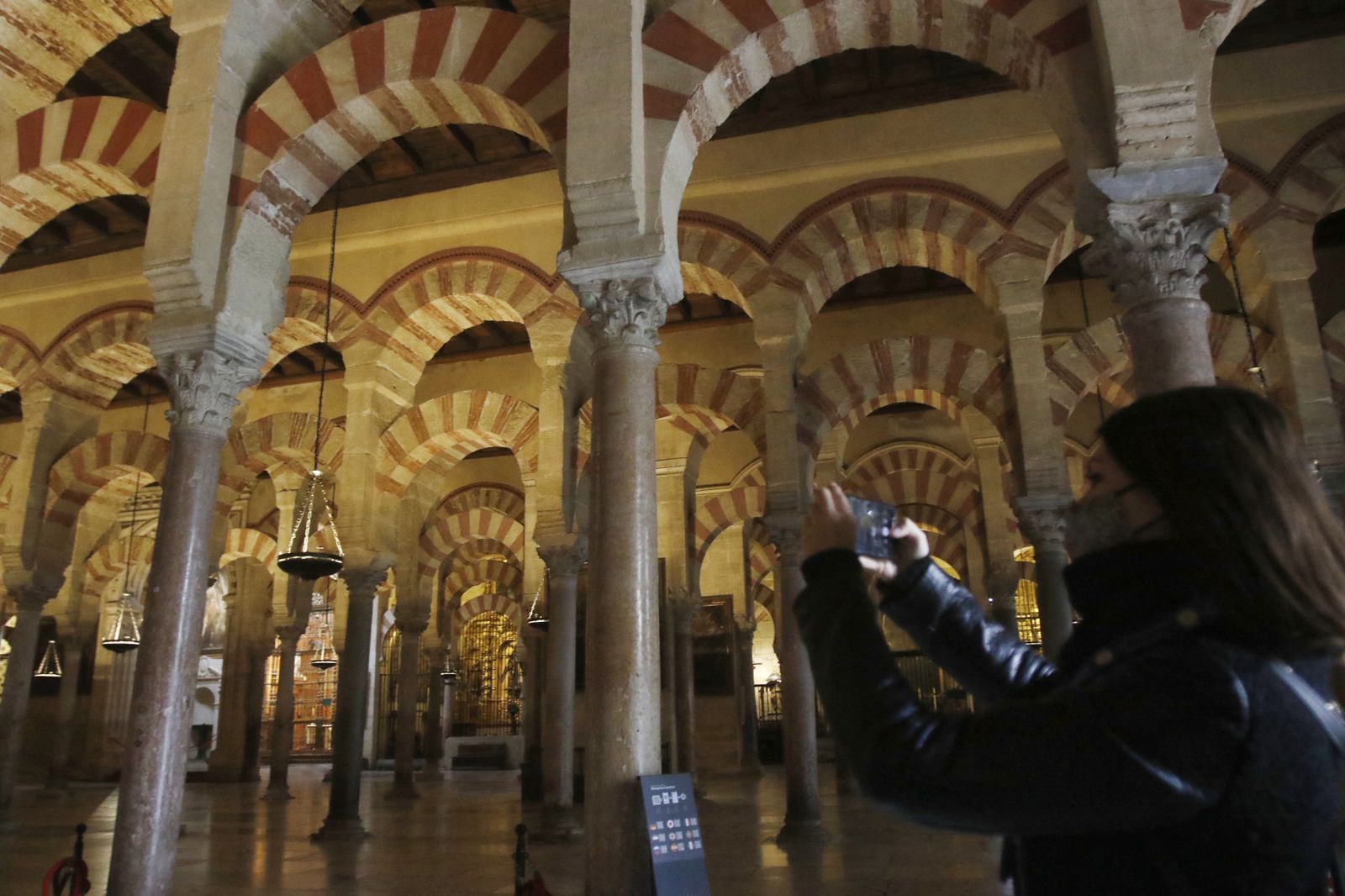 Turistas en el interior de la Mezquita-Catedral.