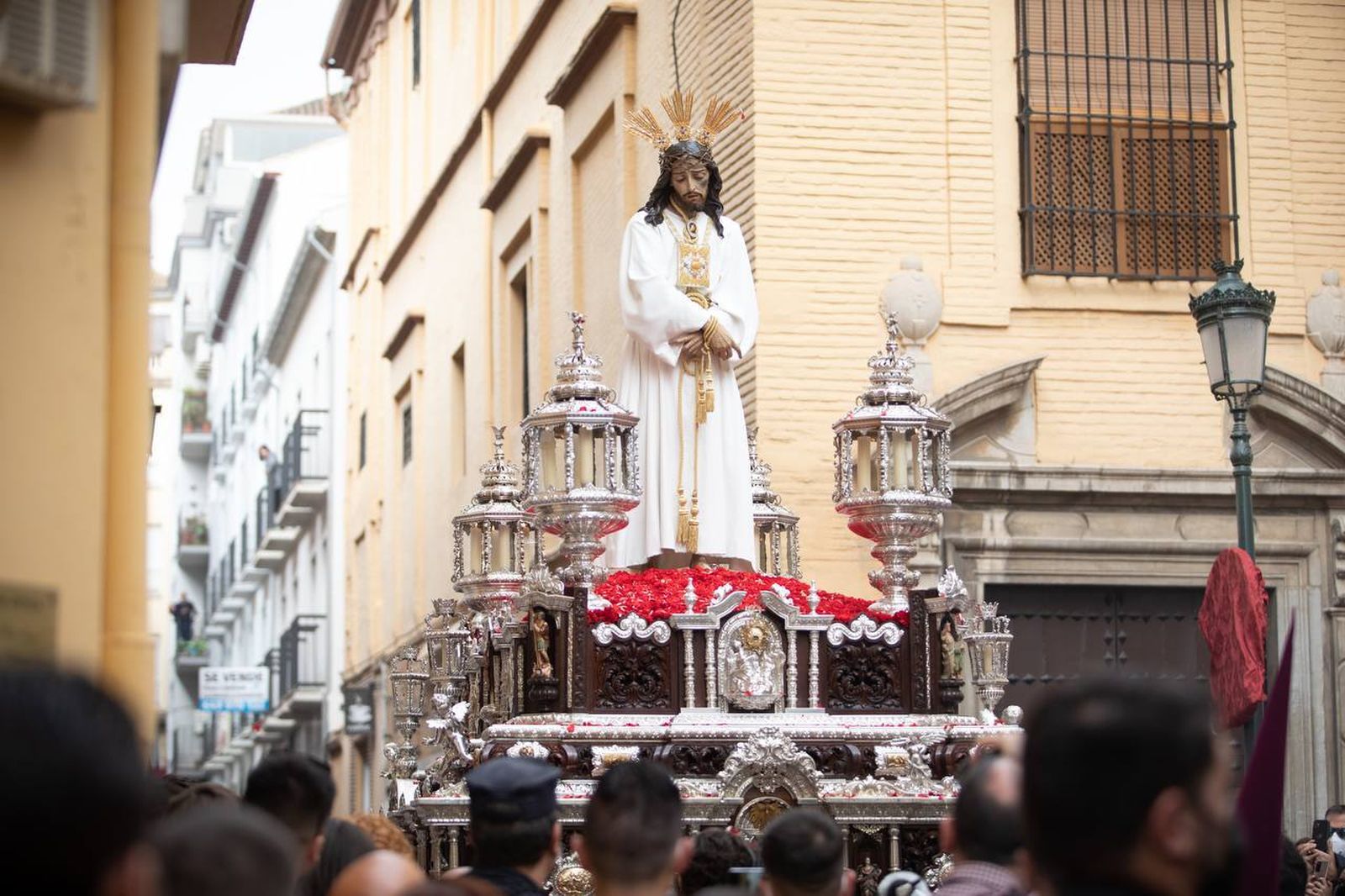 Las cuatro primeras hermandades del Lunes Santo en Granada, en la calle