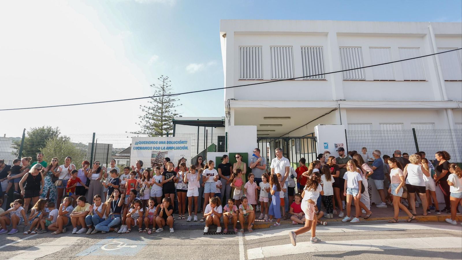 Manifestación de los alumnos y las familias del CEIP Aljibe de Jimena, en imágenes