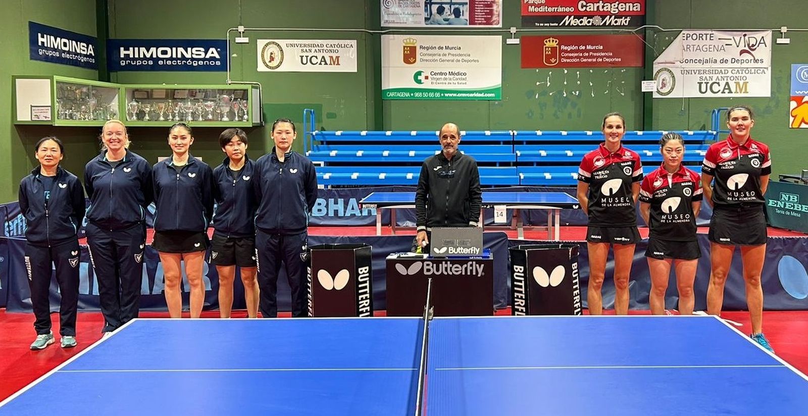 Los dos equipos antes de empezar el partido.