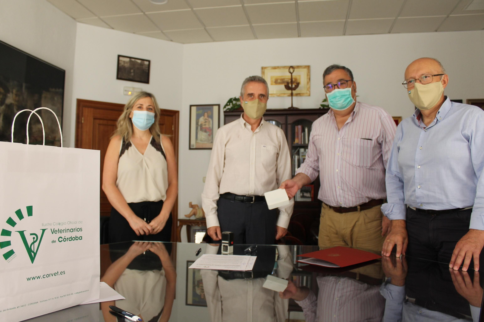 Representantes del Ayuntamiento y del Colegio de Veterinarios. Representantes del Ayuntamiento y del Colegio de Veterinarios.