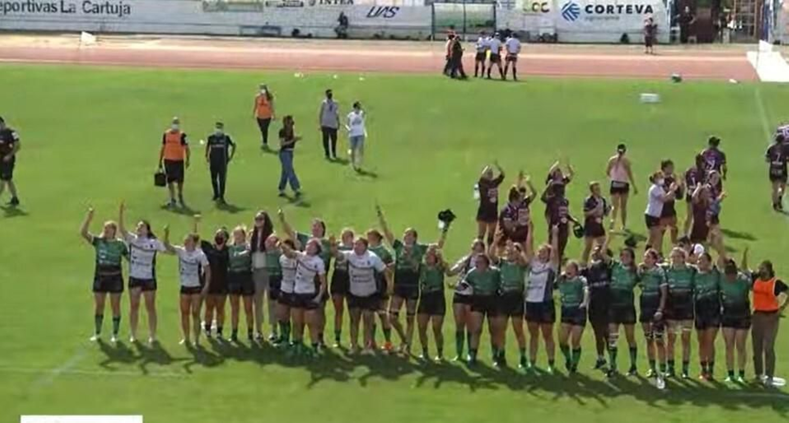 Las jugadoras del Corteva Cocos festejan al final con su público el triunfo ante el Eibar.