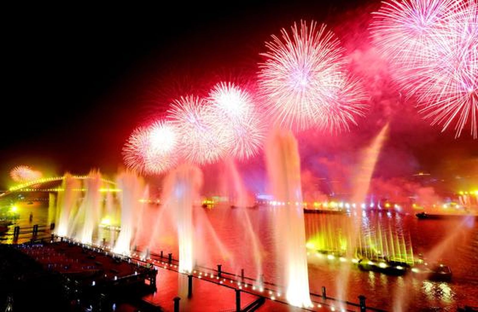 Espectáculo de iluminación y pirotecnia sobre el agua en la ceremonia inaugural.

Foto: Peter Parks (AFP Photo)
