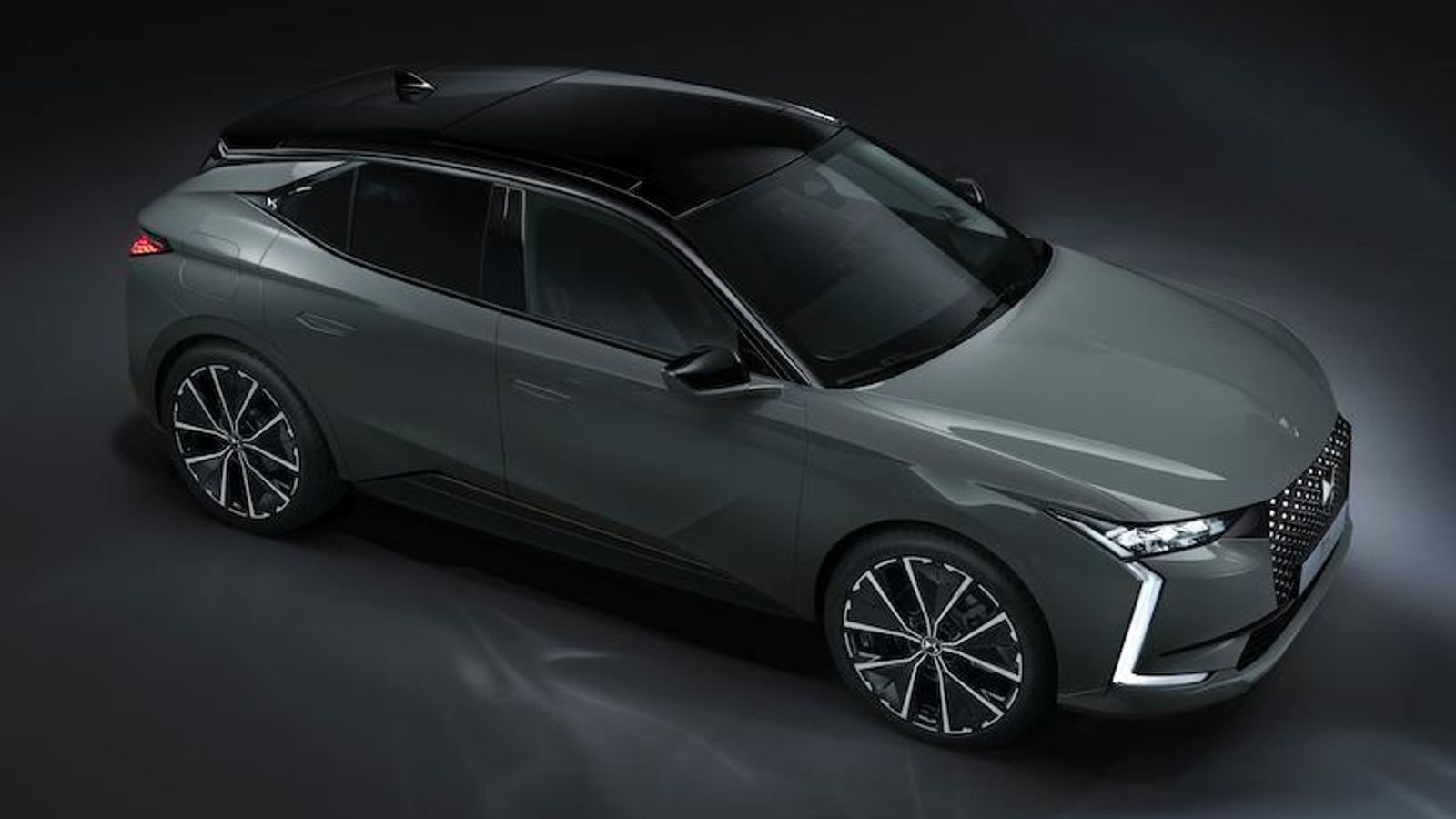 El DS 4, con la plataforma EMP2, probablemente tendrá la ya conocida batería de 75 kWh. Lo que es más probable es que el motor tenga una evolución de potencia respecto a los hoy utilizados en Stellantis.