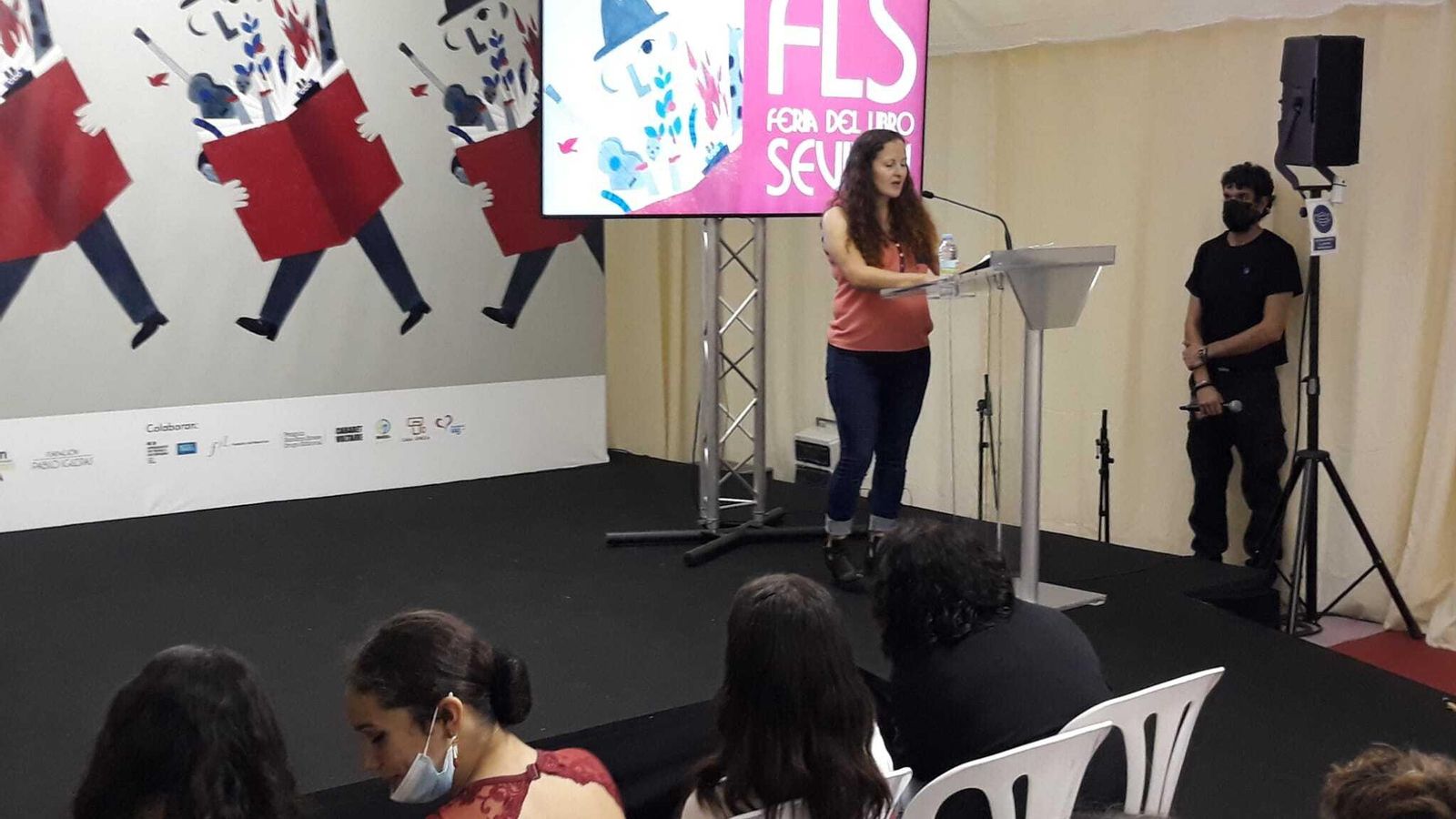 Cristina Chelaru, rumana y madre de dos hijos que se gana la vida limpiando casas por las mañanas, leyó un texto de la escritora Carmen Laforet.