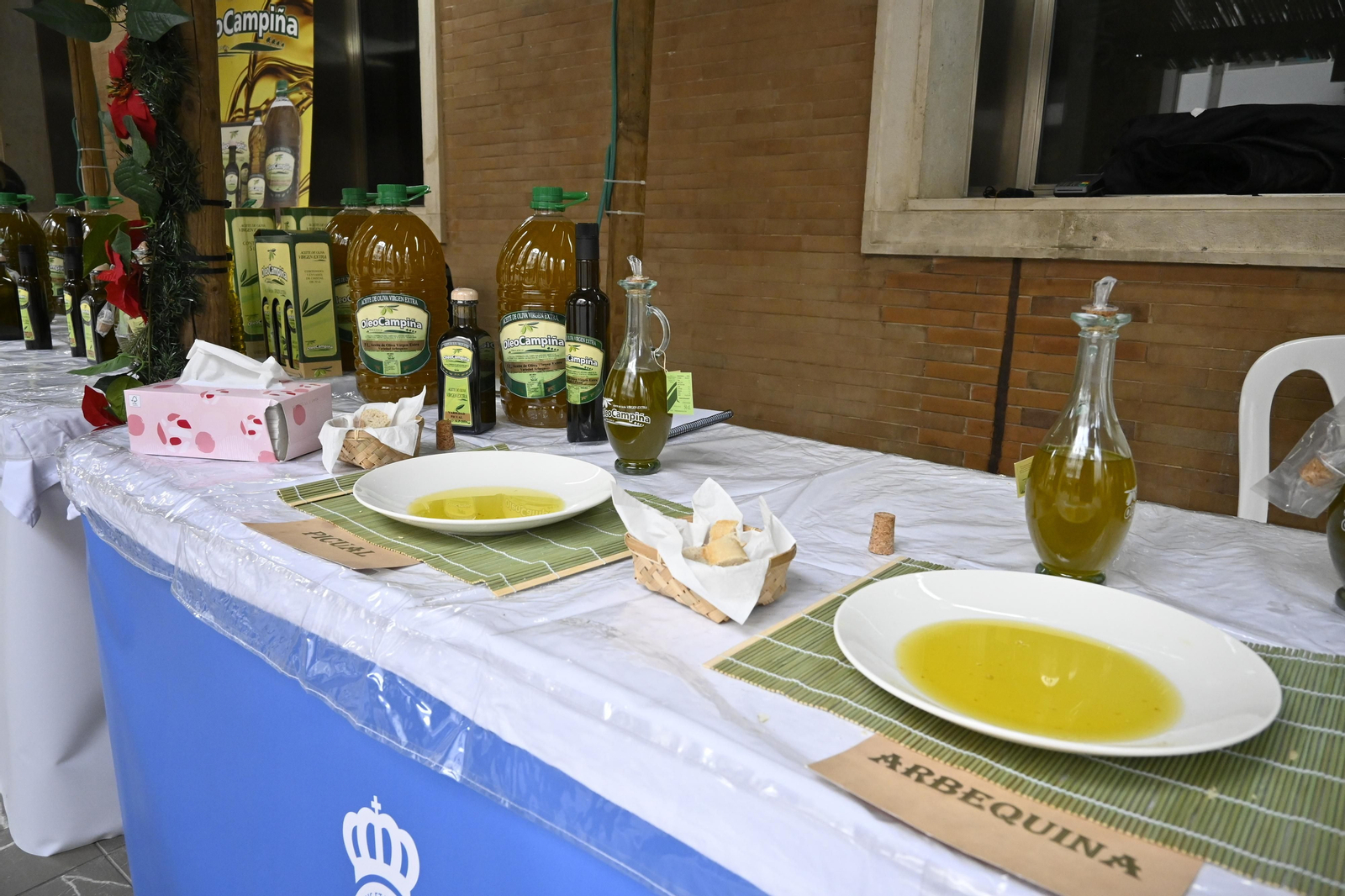 Stand de aceites en la Gran Vía de Huelva, en imágenes