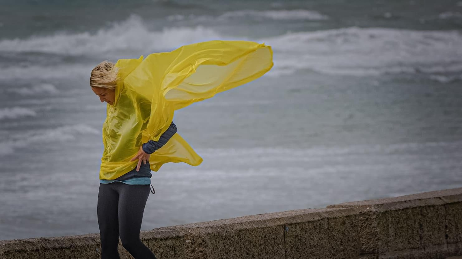 Las imágenes del fuerte viento y la lluvia en Cádiz