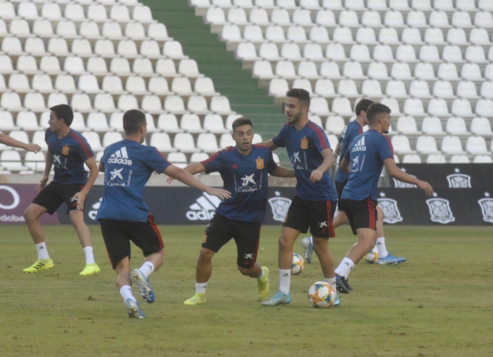 Fran Beltrán y Andrés Martín realizan un ejercicio en El Arcángel con varios compañeros.