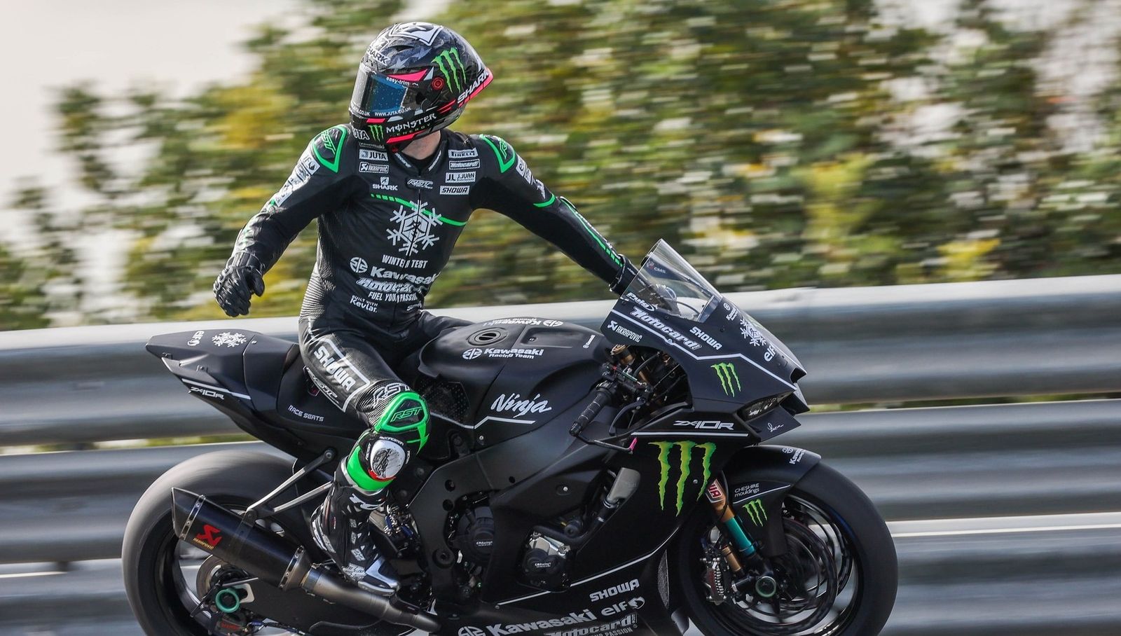 Alex Lowes sale del pit-lane y mira hacia atrás para comprobar que hay pista libre.
