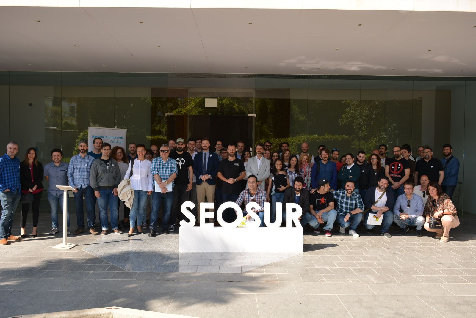 Foto de familia de la Jornada 'SEOsur' en la ciudad.