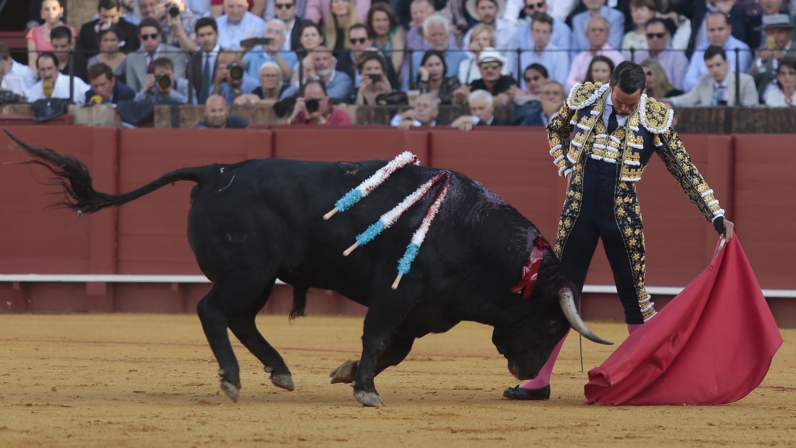 Las imágenes de la corrida del lunes de Feria
