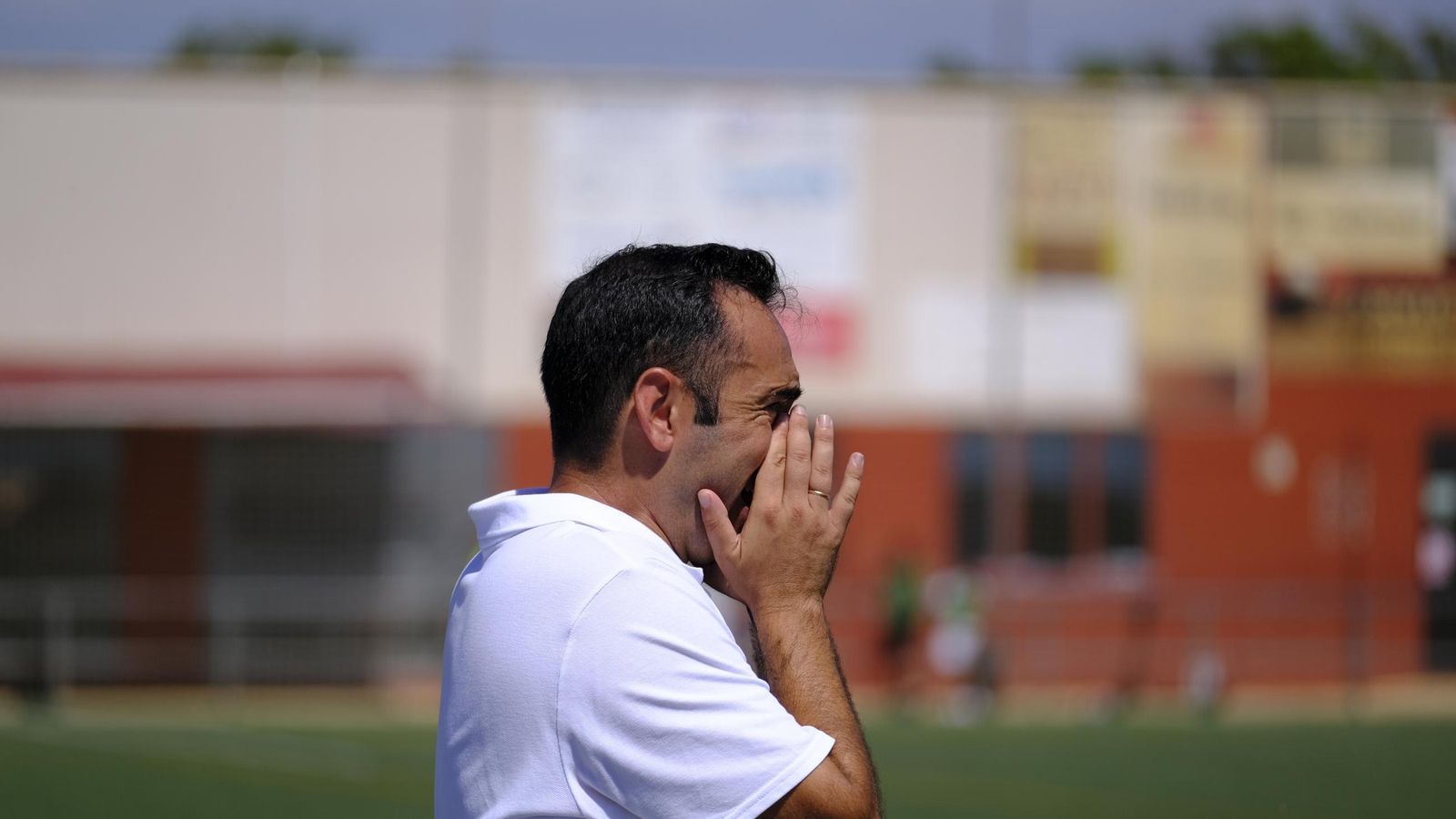El técnico malagueño realiza una indicación desde la banda a sus futbolistas durante un encuentro en La Cañada.