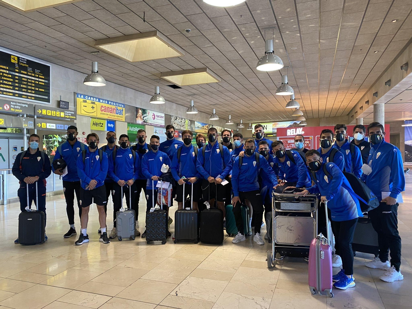 La expedición del Algeciras, en el aeropuerto de Tenerife.