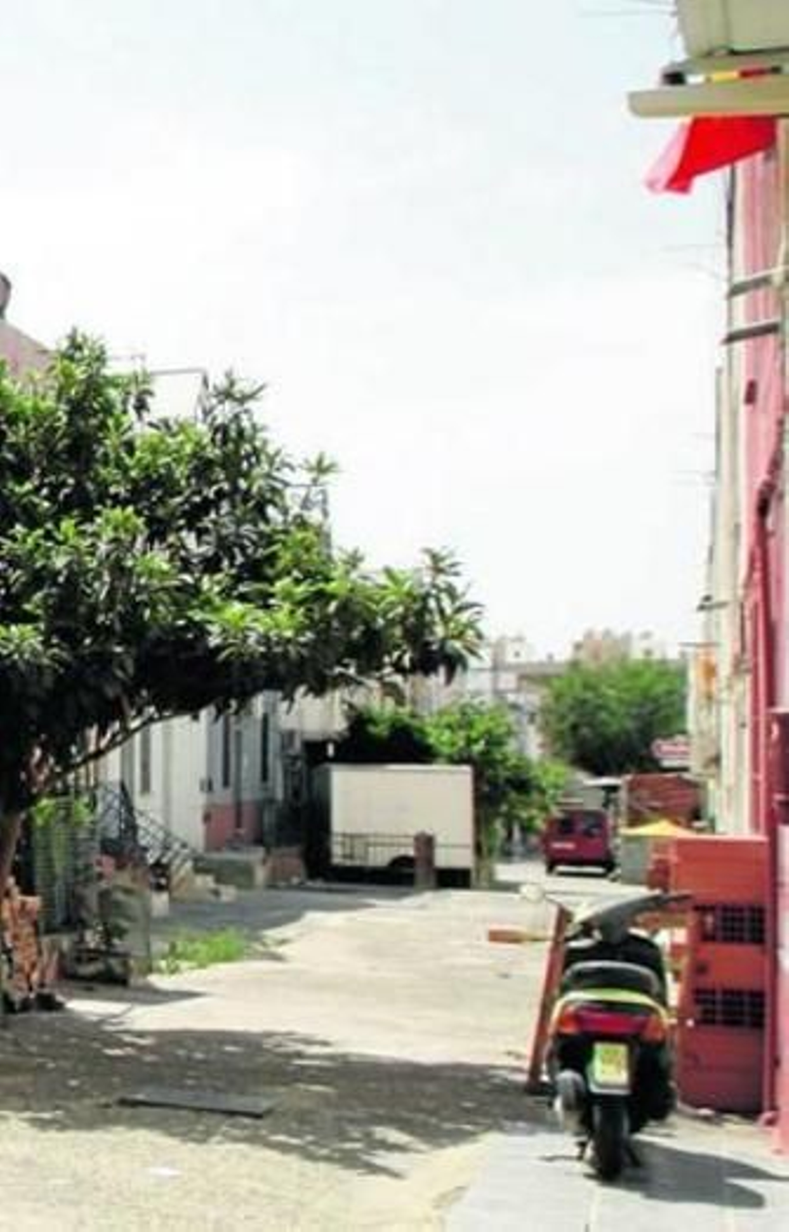 Las obras en la casa de la víctima (derecha) originaron el tiroteo.