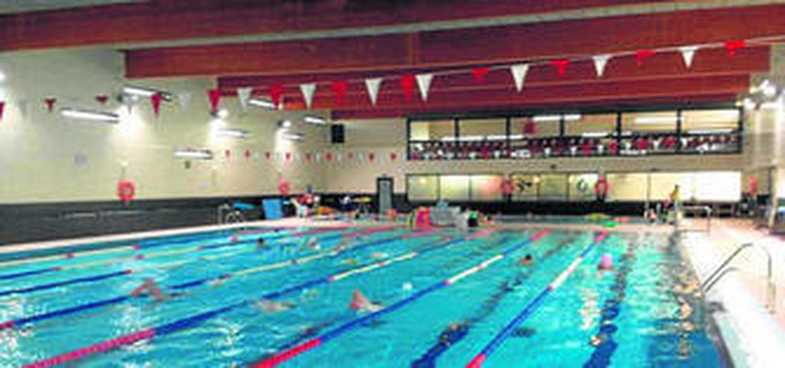 Los huercalenses realizan en la piscina del centro deportivo actividades dirigidas o baño libre.