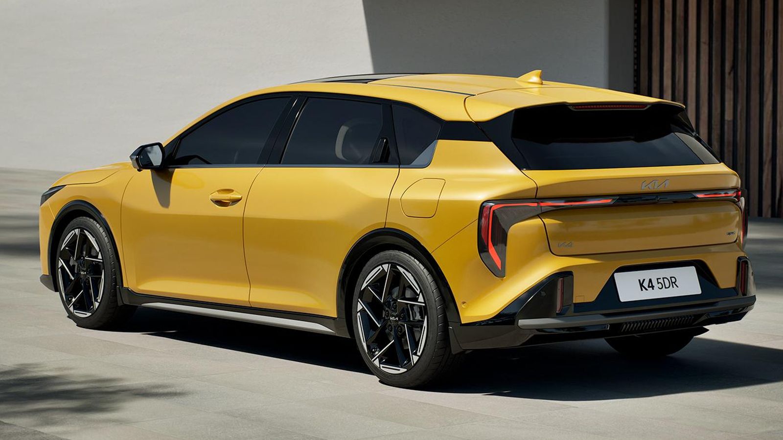 El K4 tiene unas dimensiones de carrocería que le sitúan entre los compactos de mayor tamaño. En otros países también está a la venta con formato sedán, aún mayor.