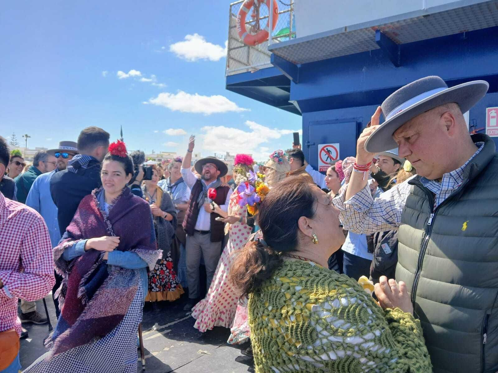 Rocío 2024: Imágenes del Primer día de embarque de romeros en Bajo de Guía en Sanlúcar