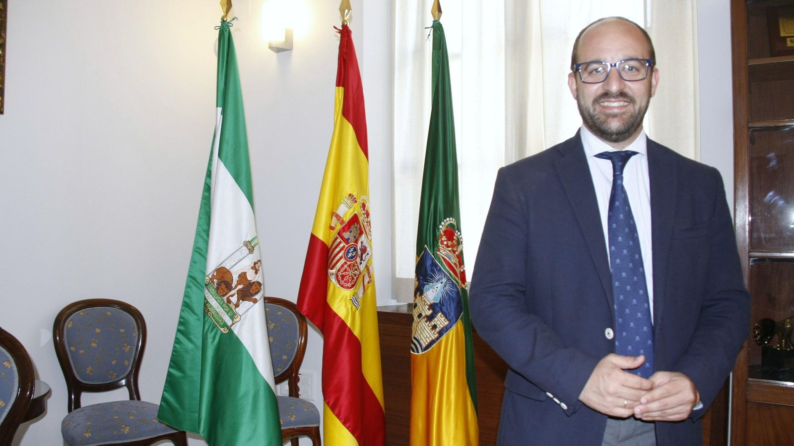 Otra imagen del nuevo alcalde popular en su despacho.