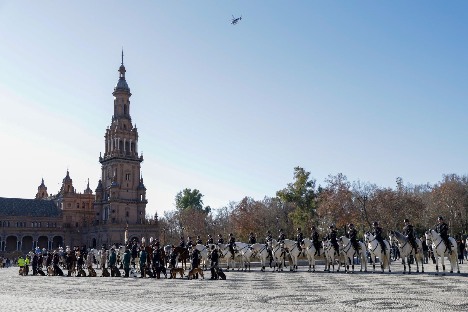 Las imágenes de la celebración del día de San Antón por la Policía Nacional en la plaza de España