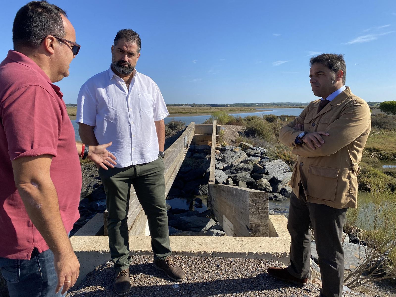 Pedro Yórquez y Manuel Barroso en el sendero ‘Marismas de San Miguel’ de Cartaya.