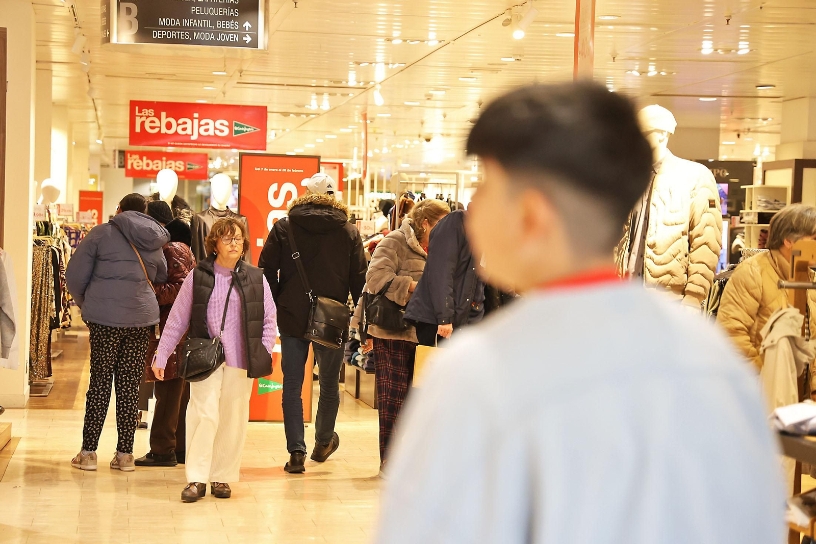 Imágenes del comienzo de las rebajas en Huelva