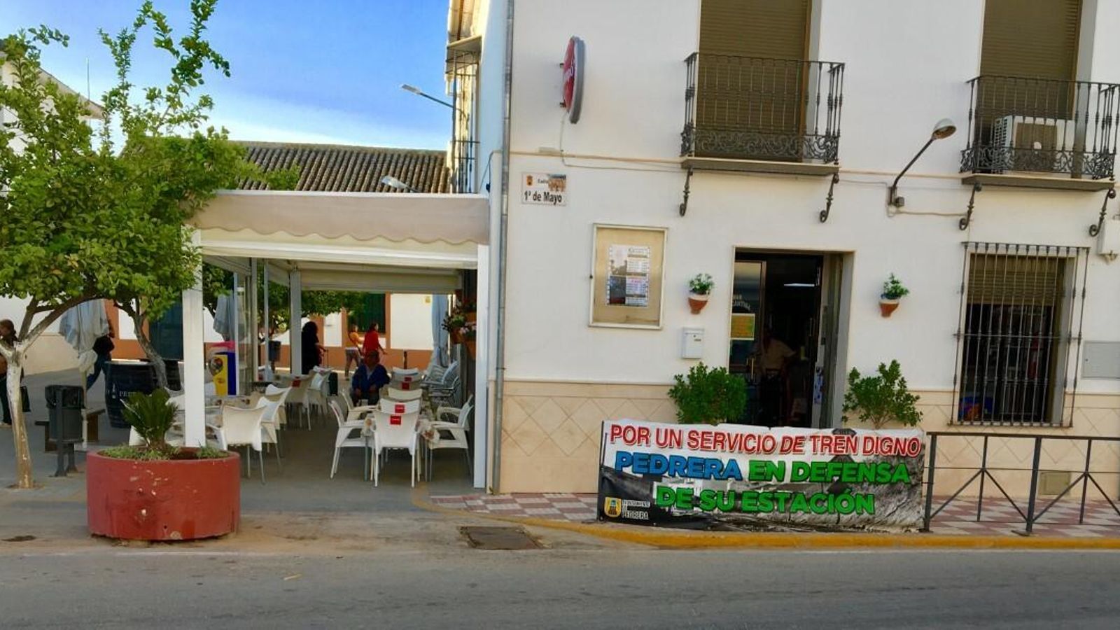 Una pancarta en defensa de "un servicio de tren digno", cerca de la estación de Pedrera.