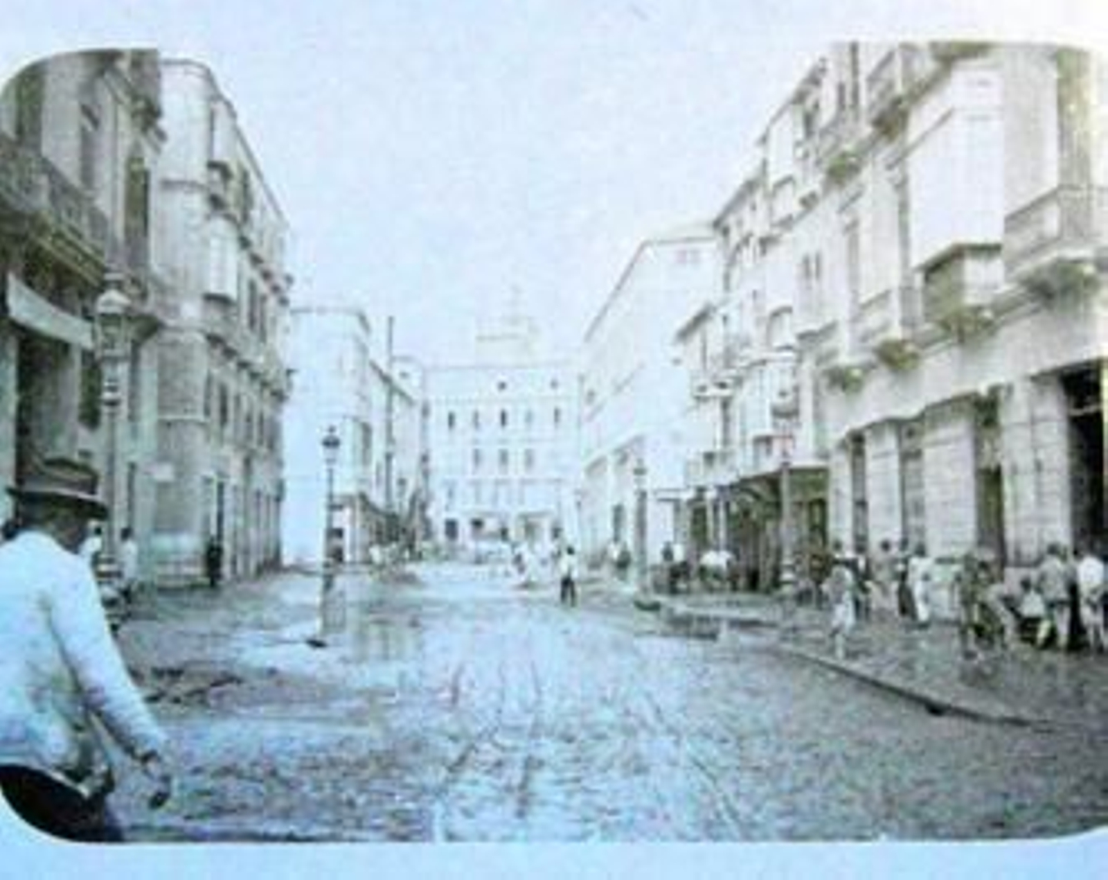 La puerta del centro al mar