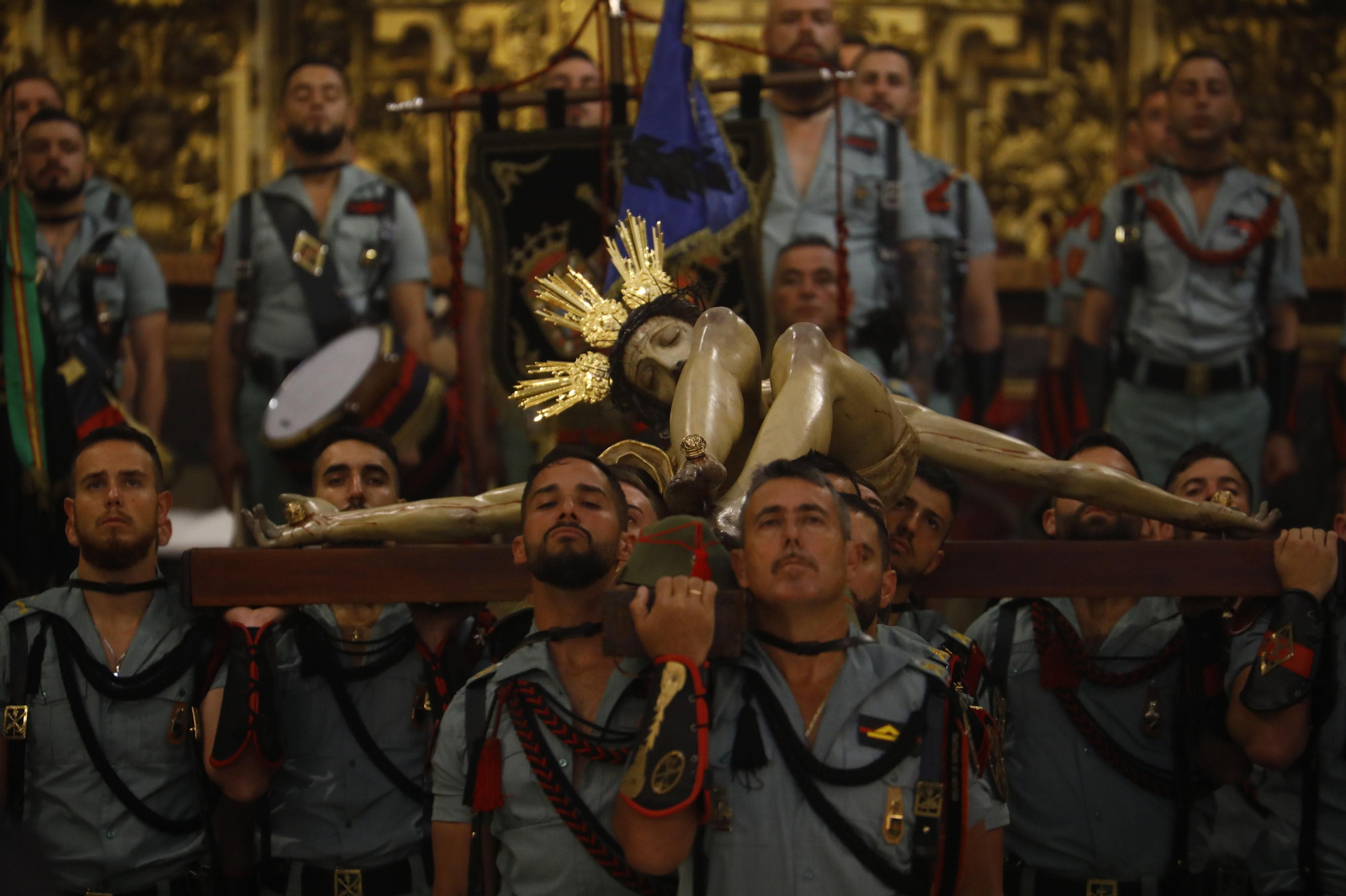 Las mejores imágenes del vía crucis de la Caridad de Córdoba con la Legión en este Viernes Santo