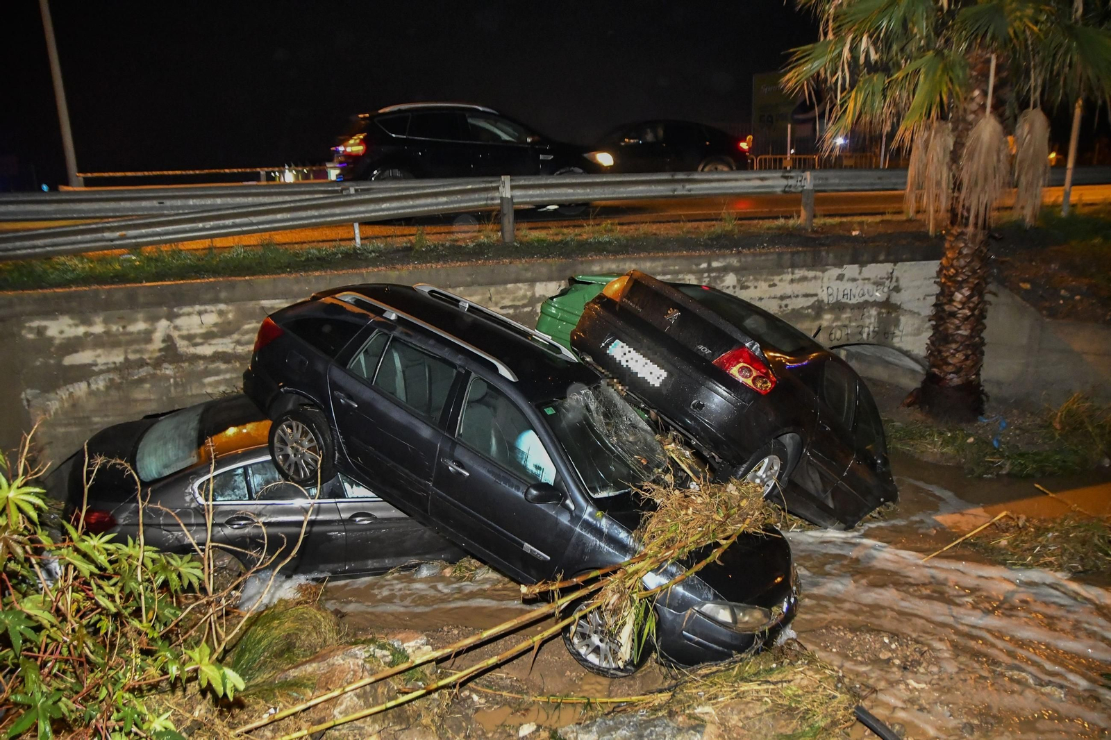 El agua arrastra vehículos en la autovía A-7.
