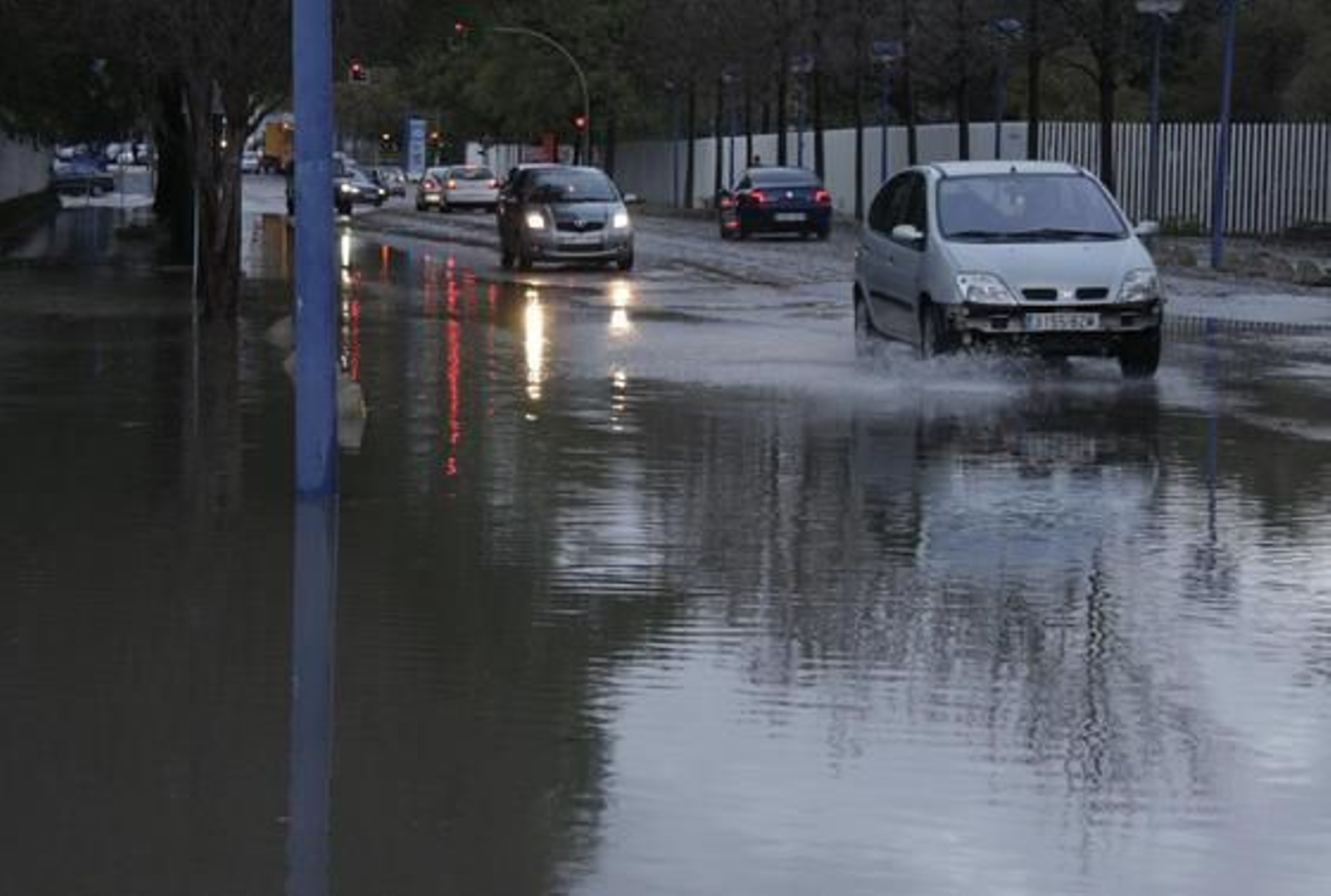 Los coches tenían problemas para cruzar con los charcos.

Foto: Victoria Hidalgo/Jaime Martínez