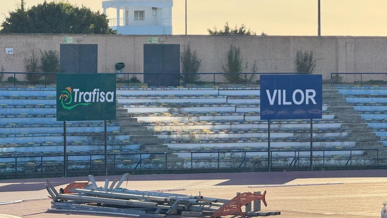 Carteles colocados en el estadio de Bahía Sur que han sido retirados Carteles colocados en el estadio de Bahía Sur que han sido retirados