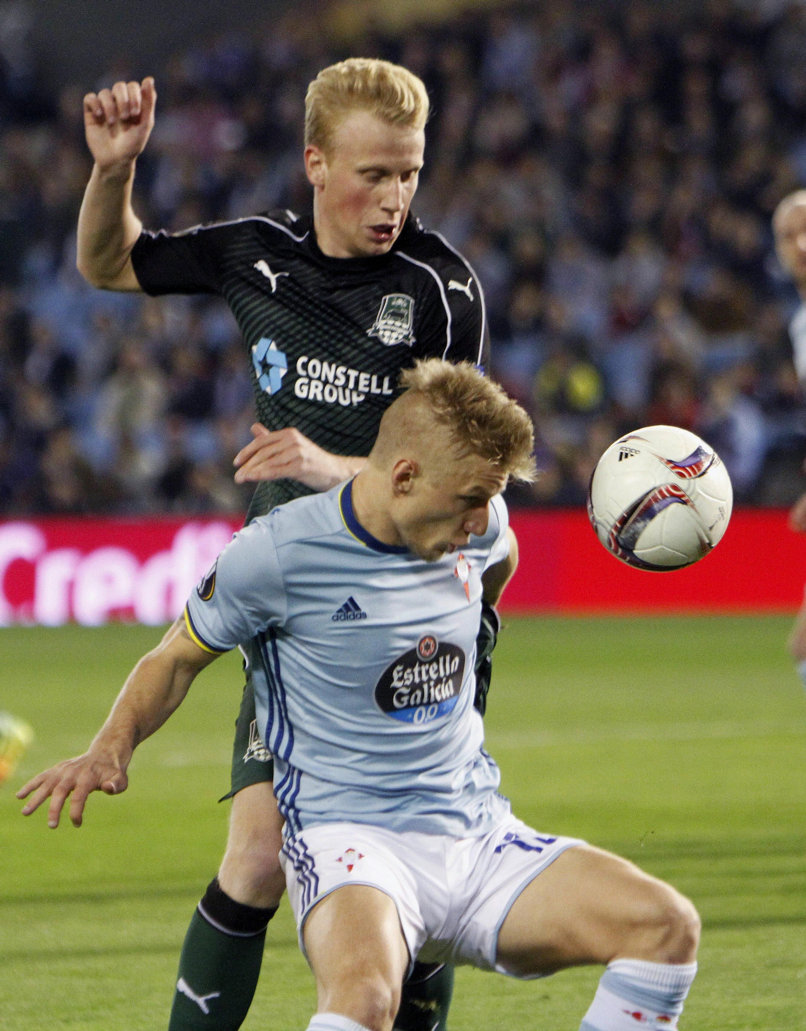Wass intenta aguantar la pelota ante la presión de un rival.