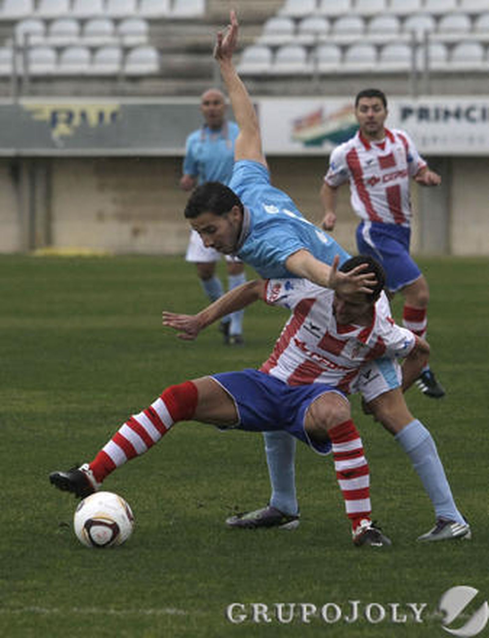 El Algeciras se aleja aún más de la zona de liguilla al perder en el Nuevo Mirador ante el San Fernando./Fotos:Erasmo Fenoy

Foto: Erasmo Fenoy