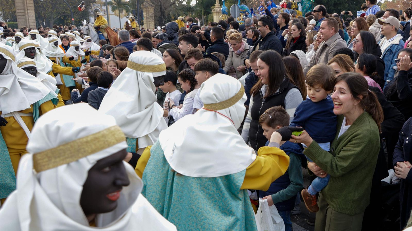 Las fotos de la ínsolita salida de los Reyes Magos del Ateneo un 4 de enero