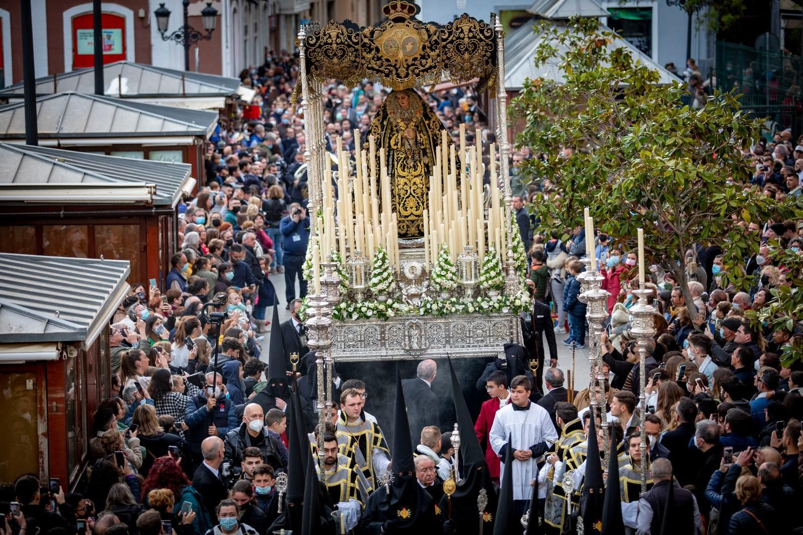 El paso de palio de la Virgen de los Dolores por el exterior del Mercado Central.
