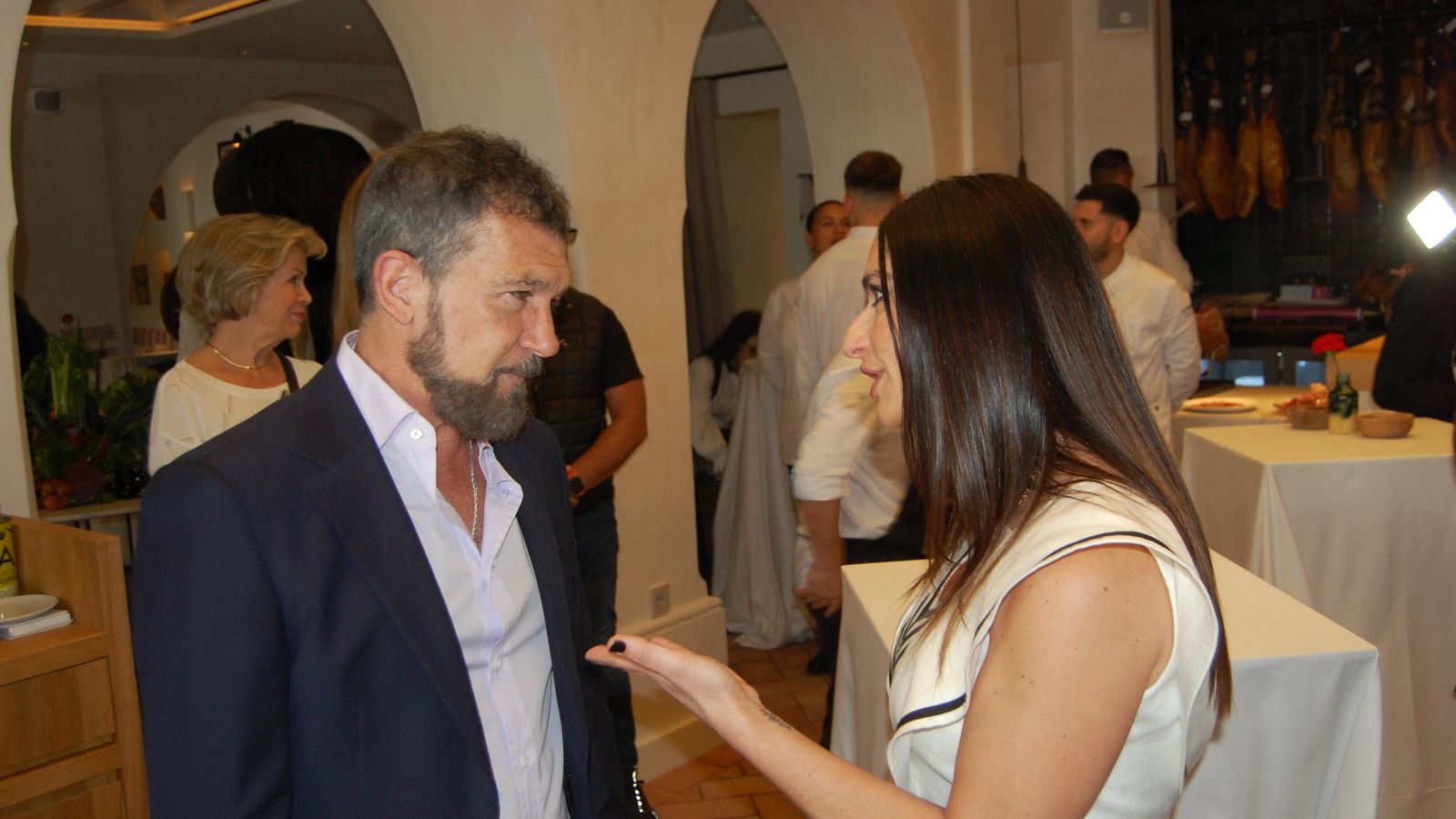 El actor Antonio Banderas y la propietaria de El Pimpi, Elena Cobos.