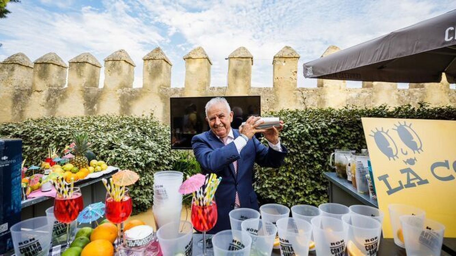 Juan Franco, durante la preparación de algunos de sus cócteles.