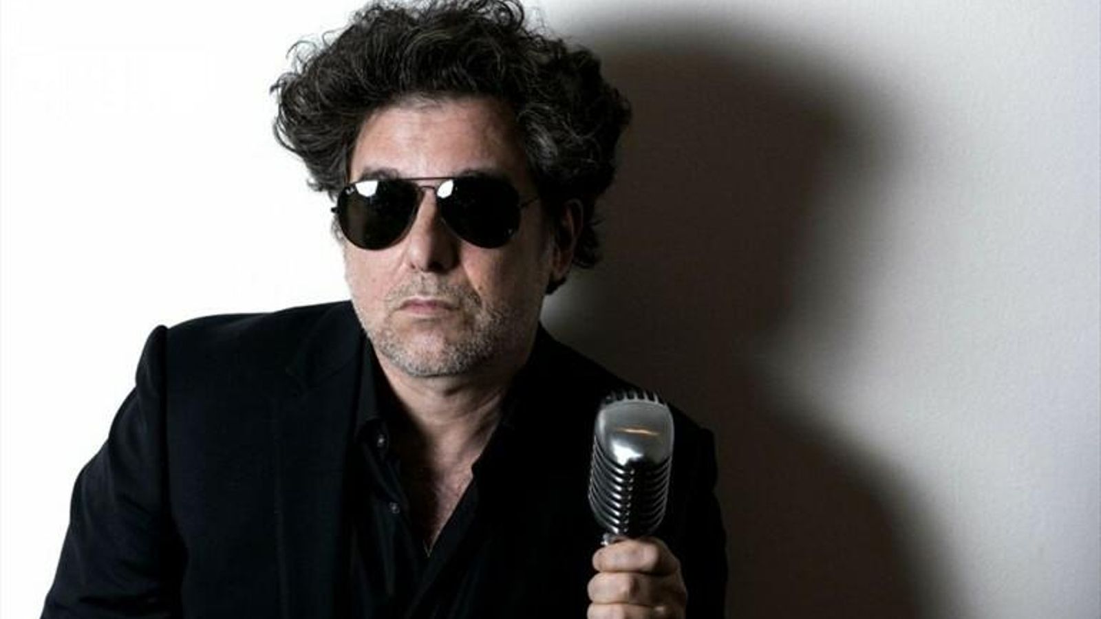 Andrés Calamaro actúa este sábado en Fibes.