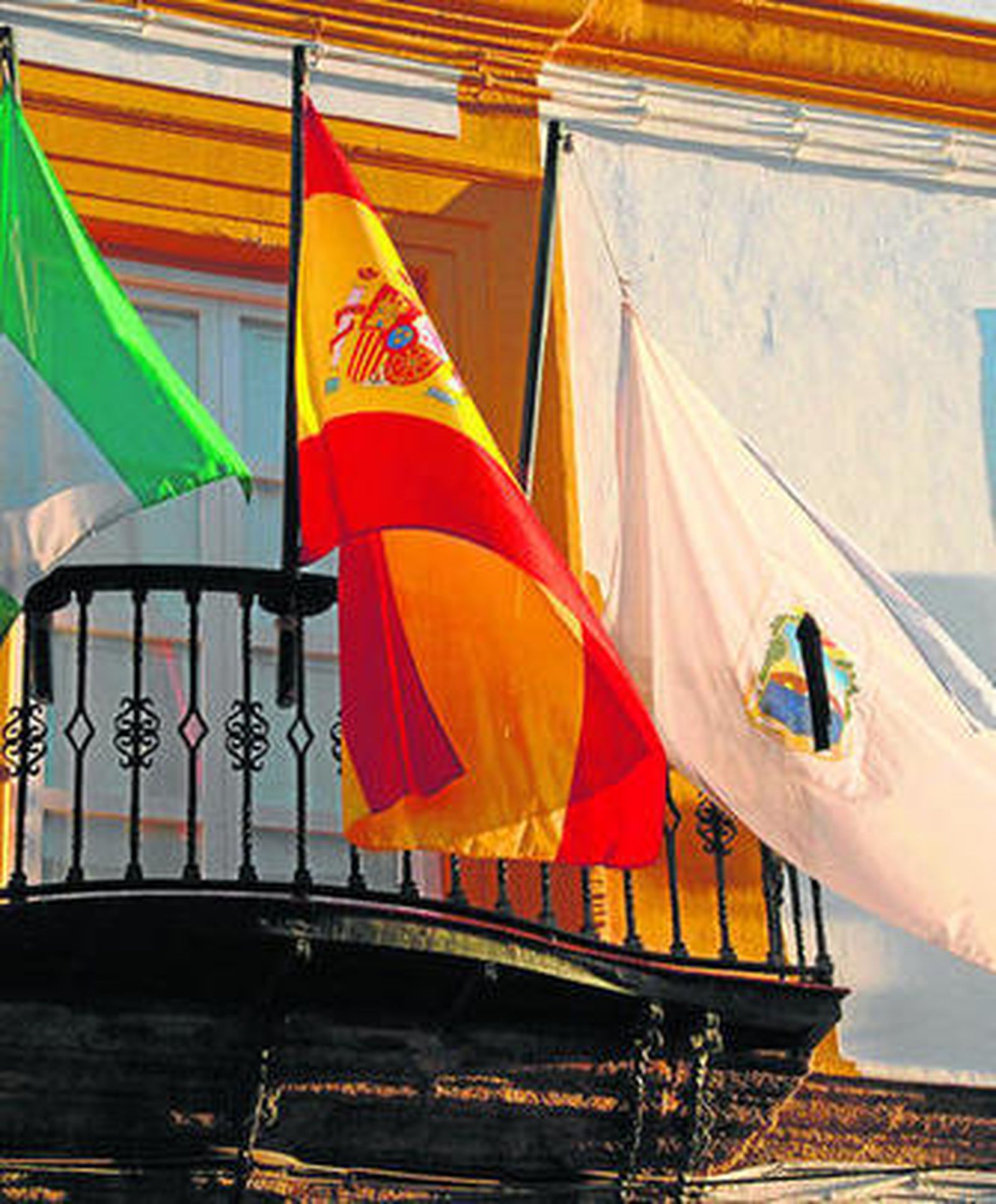 La bandera de San Fernando ondeaba ayer con crespón negro.
