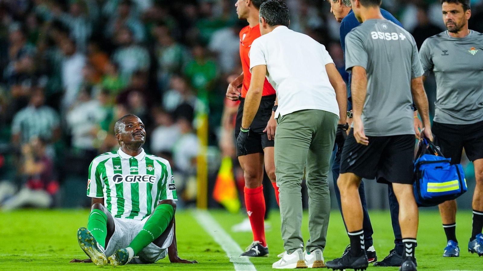 William Carvalho quejándose en el suelo del Benito Villamarín