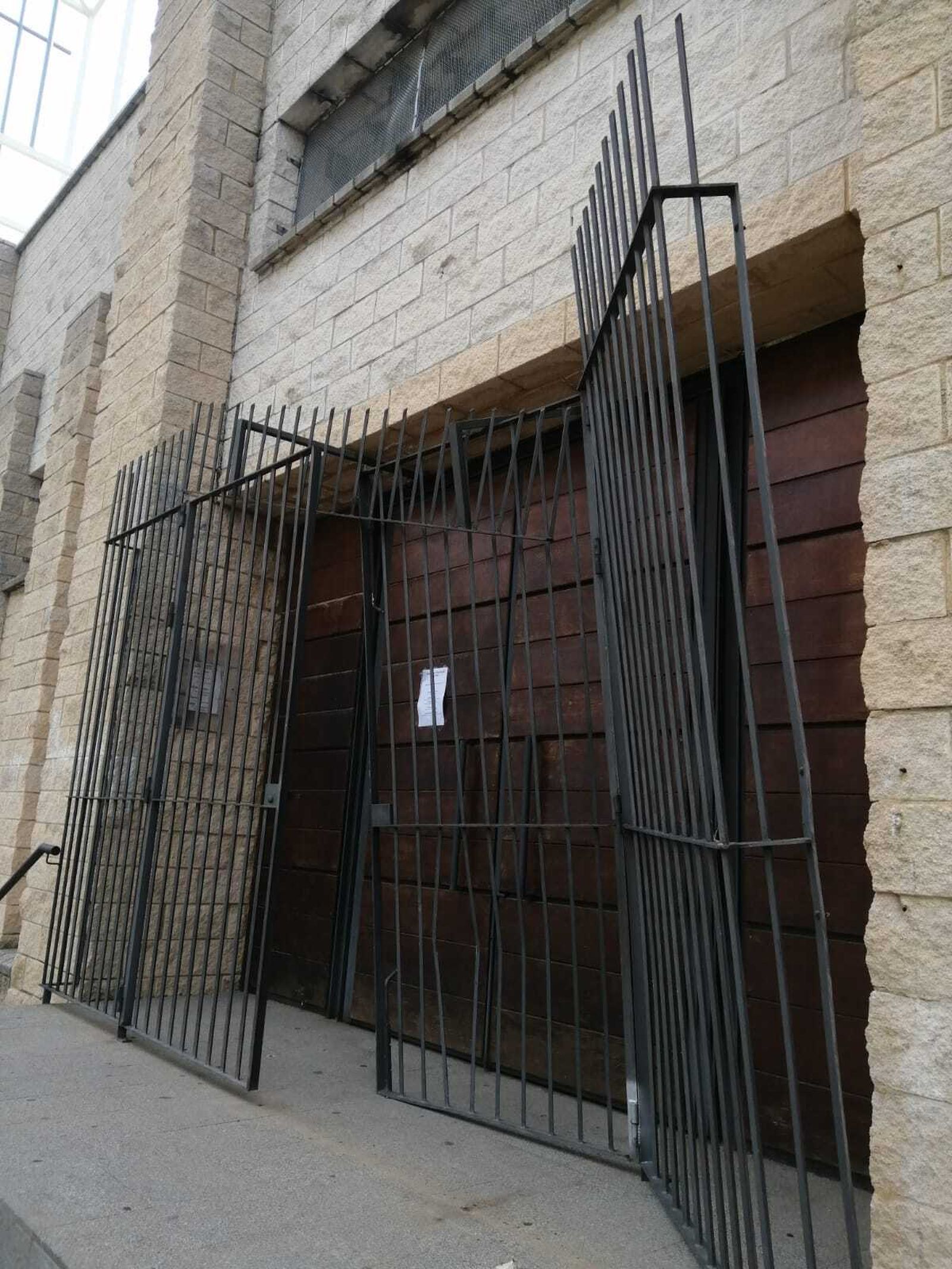 La reja que protege la iglesia de Nuestra Señora de la Luz, destrozada.