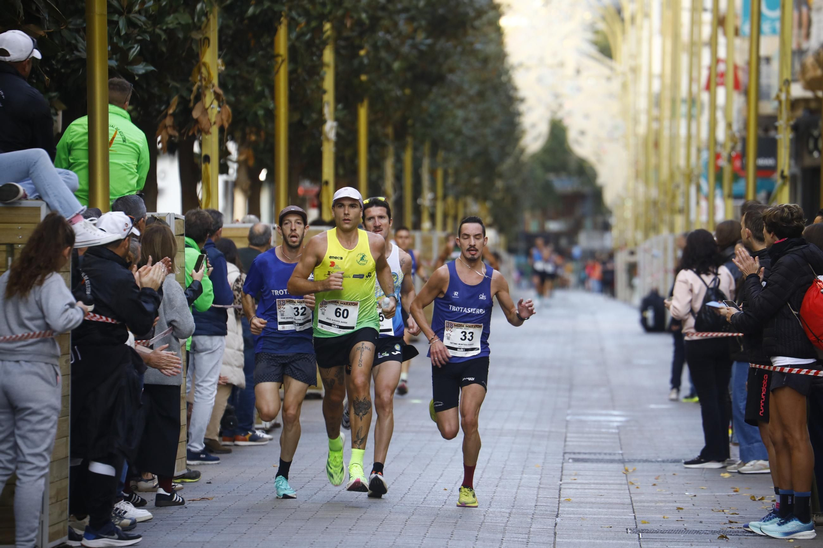 La gloria de cruzar la Puerta del Puente: las fotos de la línea de meta de la Media Maratón de Córdoba 2024