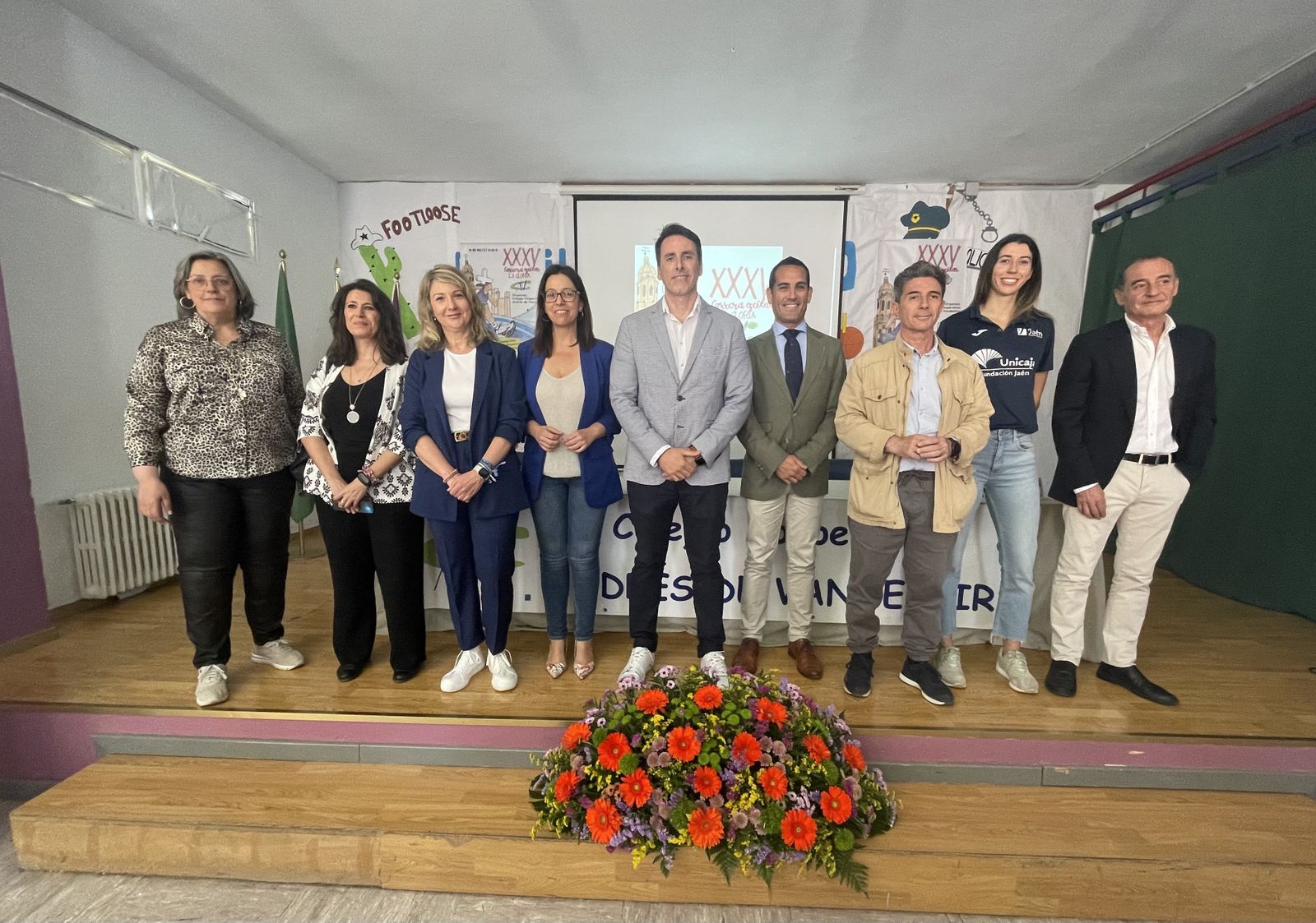 Foto de familia de las autoridades asistentes a la presentación de la XXXV Carrera Escolar La Gloria.