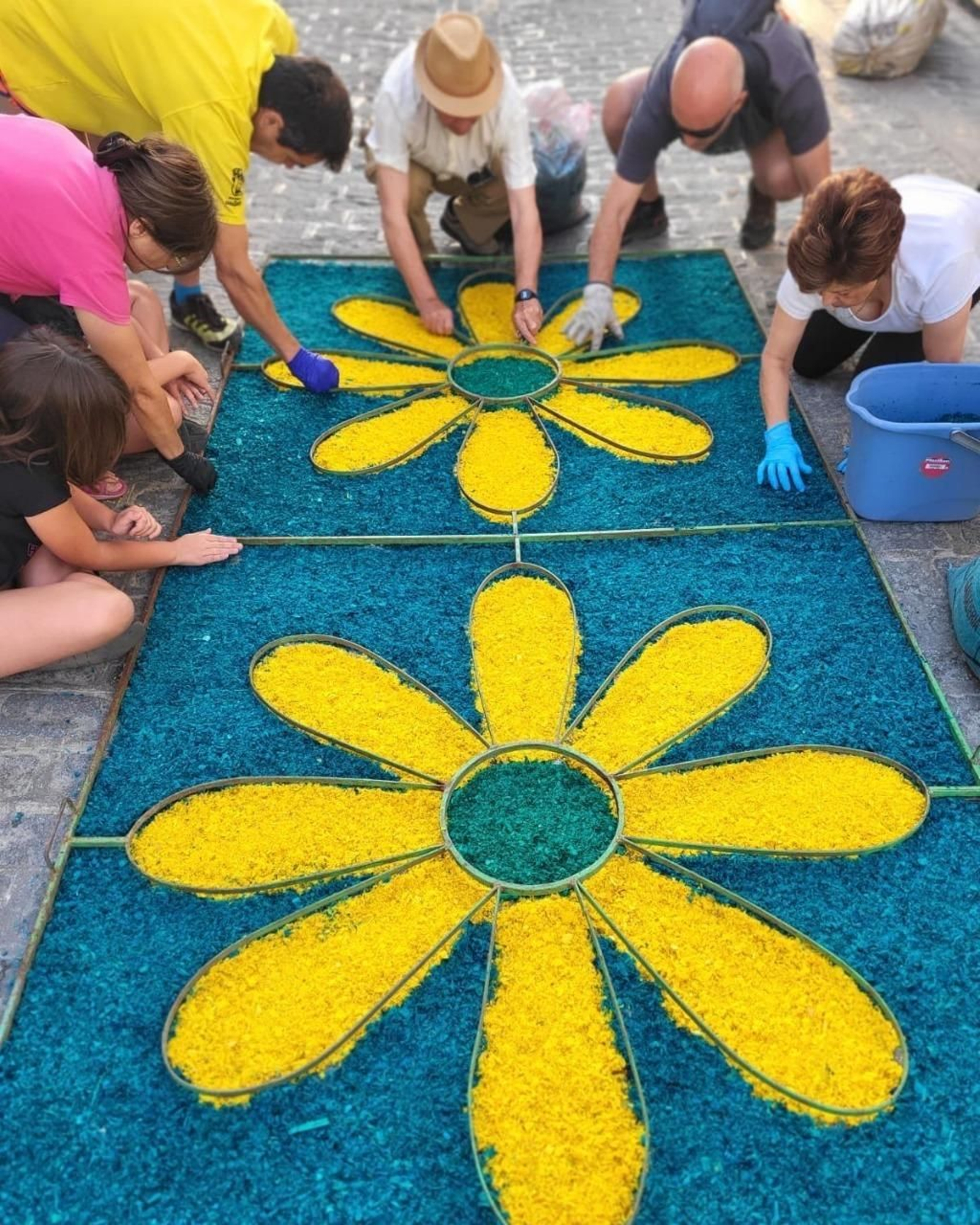 Elaboración de una alfombra de serrín en Carcabuey por el Corpus Christi. Elaboración de una alfombra de serrín en Carcabuey por el Corpus Christi.
