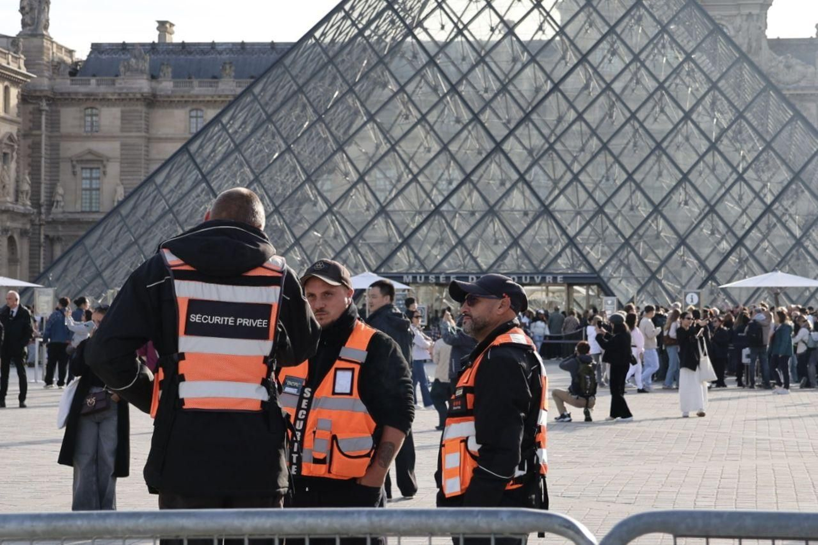 Miembros del servicio de seguridad a las afueras del Louvre.