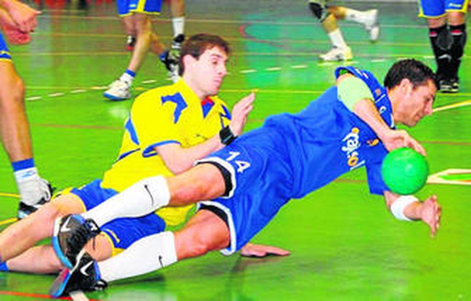 Un jugador del Ars cae al suelo ante la presión de un rival.