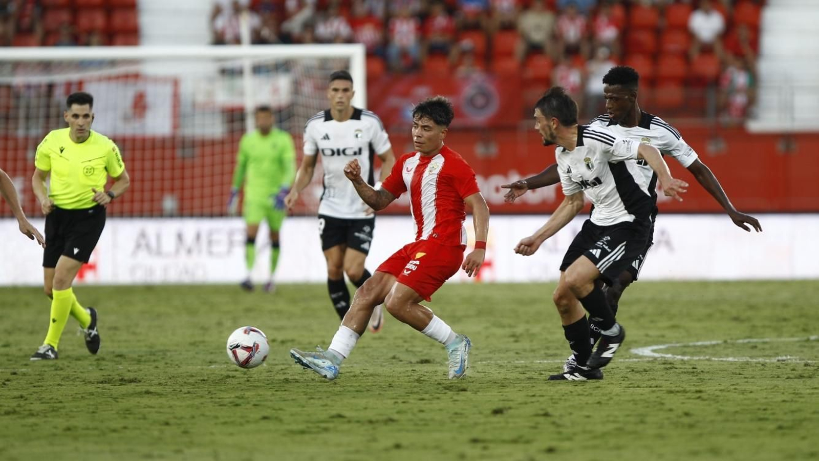 Nico Melamed conecta con el esférico en la parcela interior.