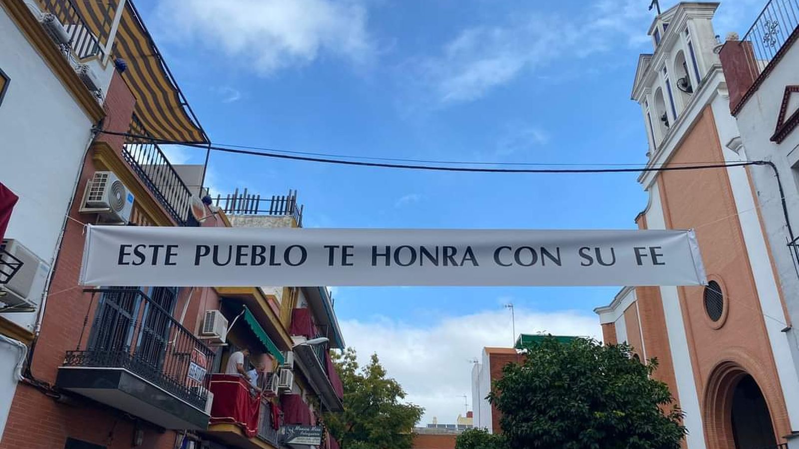 Colgadura colocada en la calle de Nuestra Señora de los Dolores