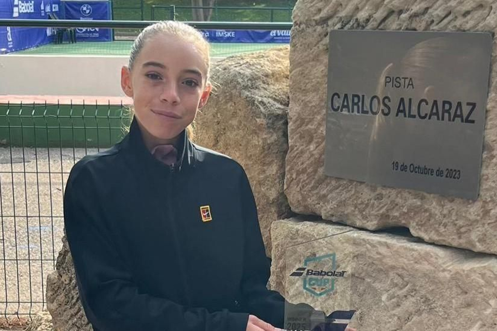 Paula Cuevas posa con el trofeo de la Babolat Cup en la pista Carlos Alcaraz.