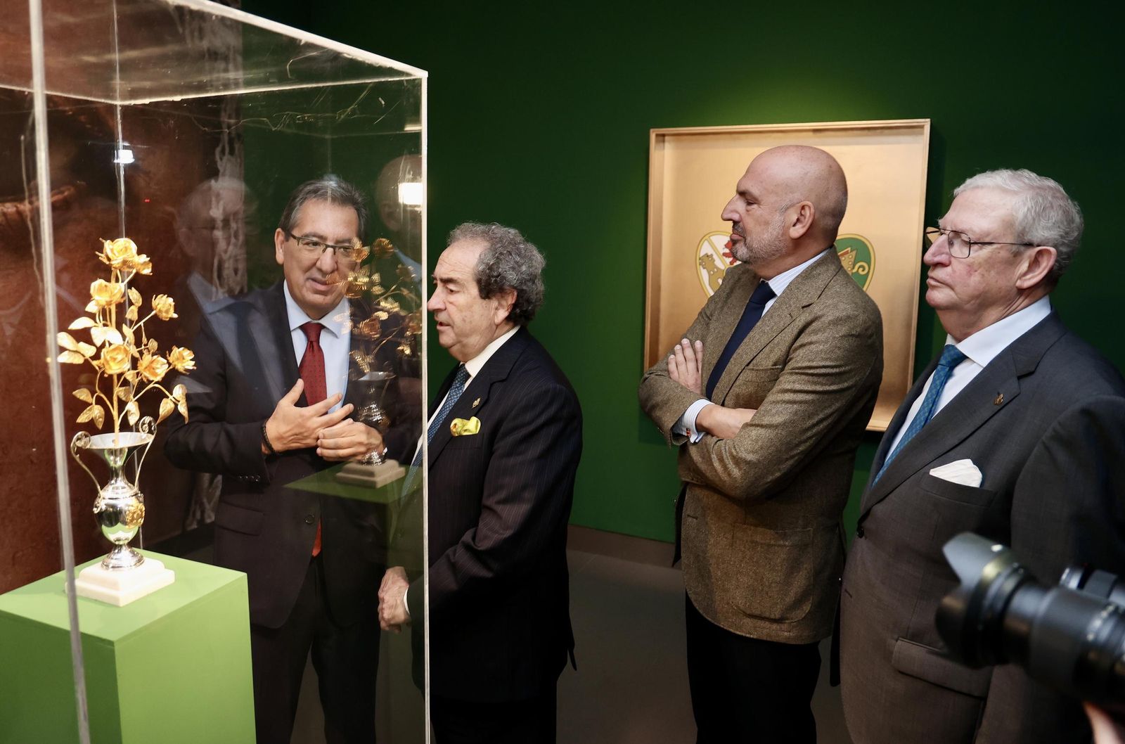 Exposición Ofrenda. Rosa. Corona. Beso